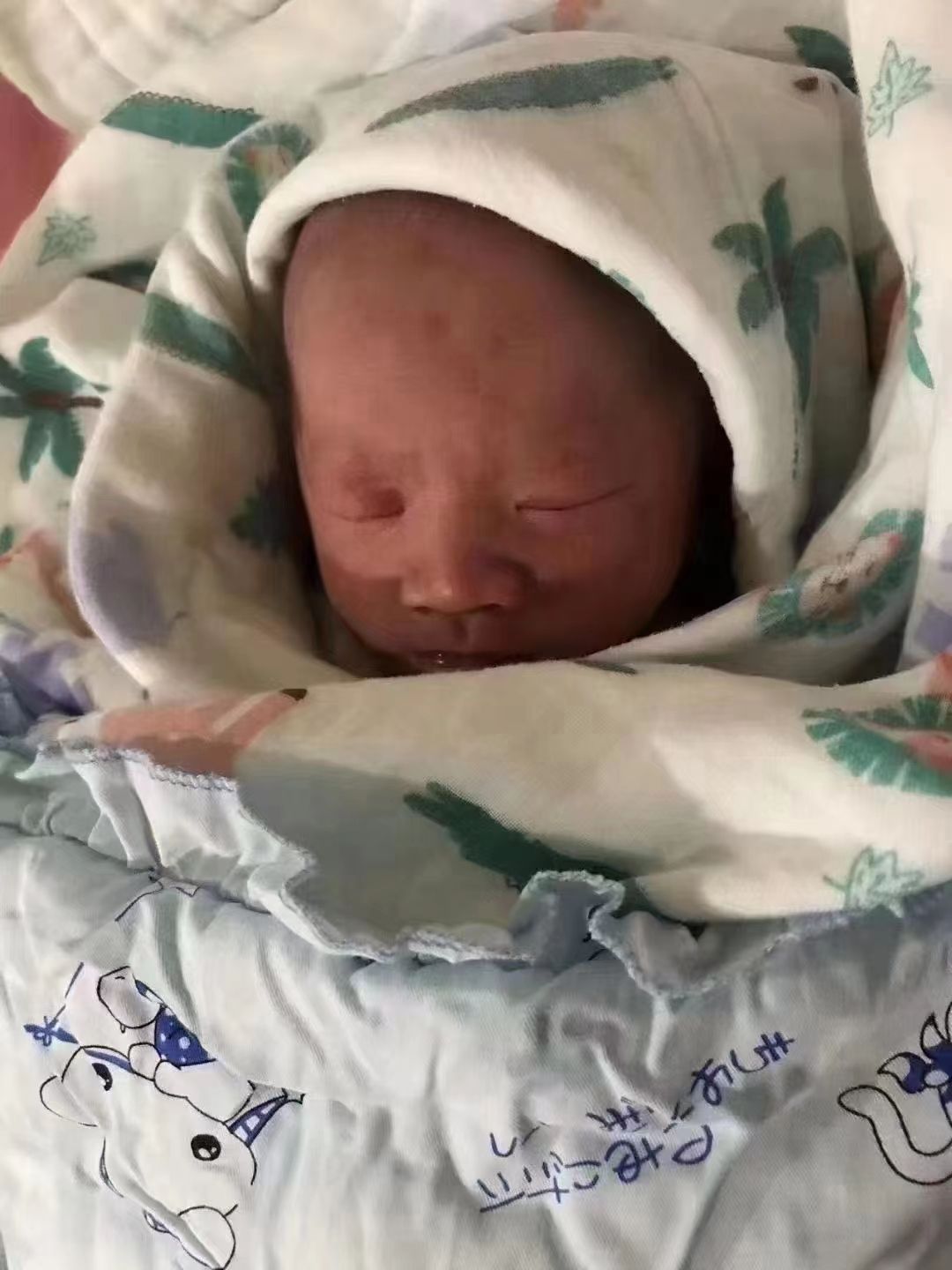 多年来，输卵管阻塞的她，依靠广州助孕喜得千金