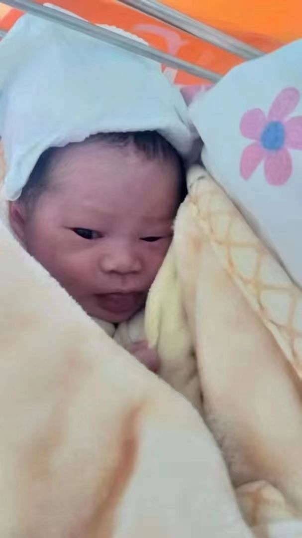 宫外孕导致输卵管阻塞子宫壁薄，广州试管助孕产下6.3斤的女婴