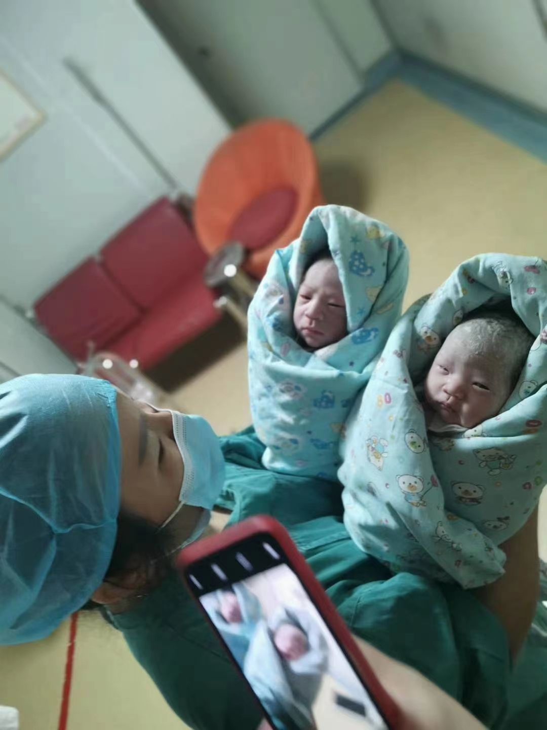 祝贺钟女士生了一对健康可爱的龙凤胎