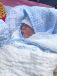 下午5点48分，侧切加撕裂2公分，顺产下女婴6.8斤